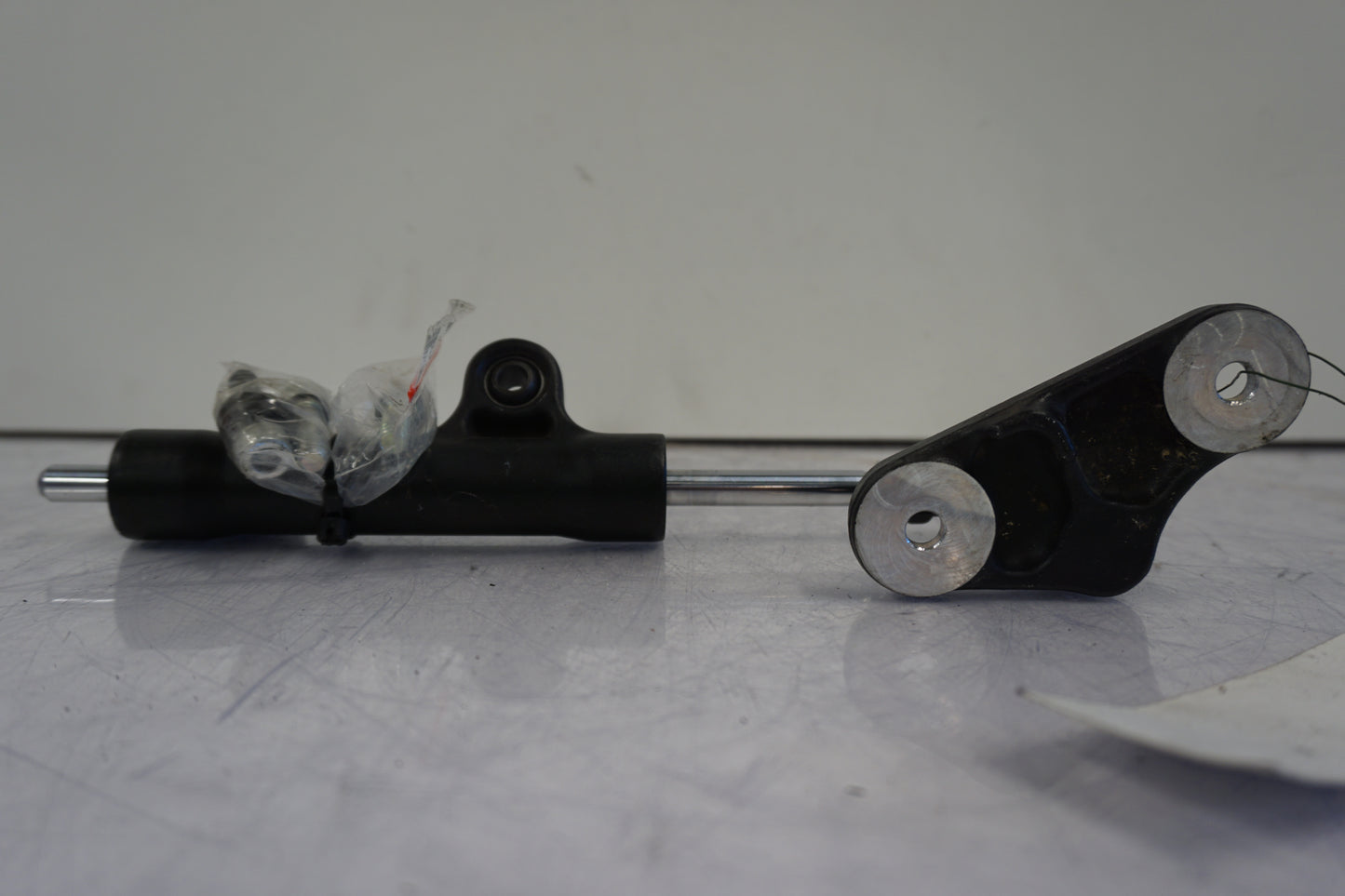 Vänster sida på Styrdämpare från en Suzuki GSX 1300 BK -2008 motorcykel.