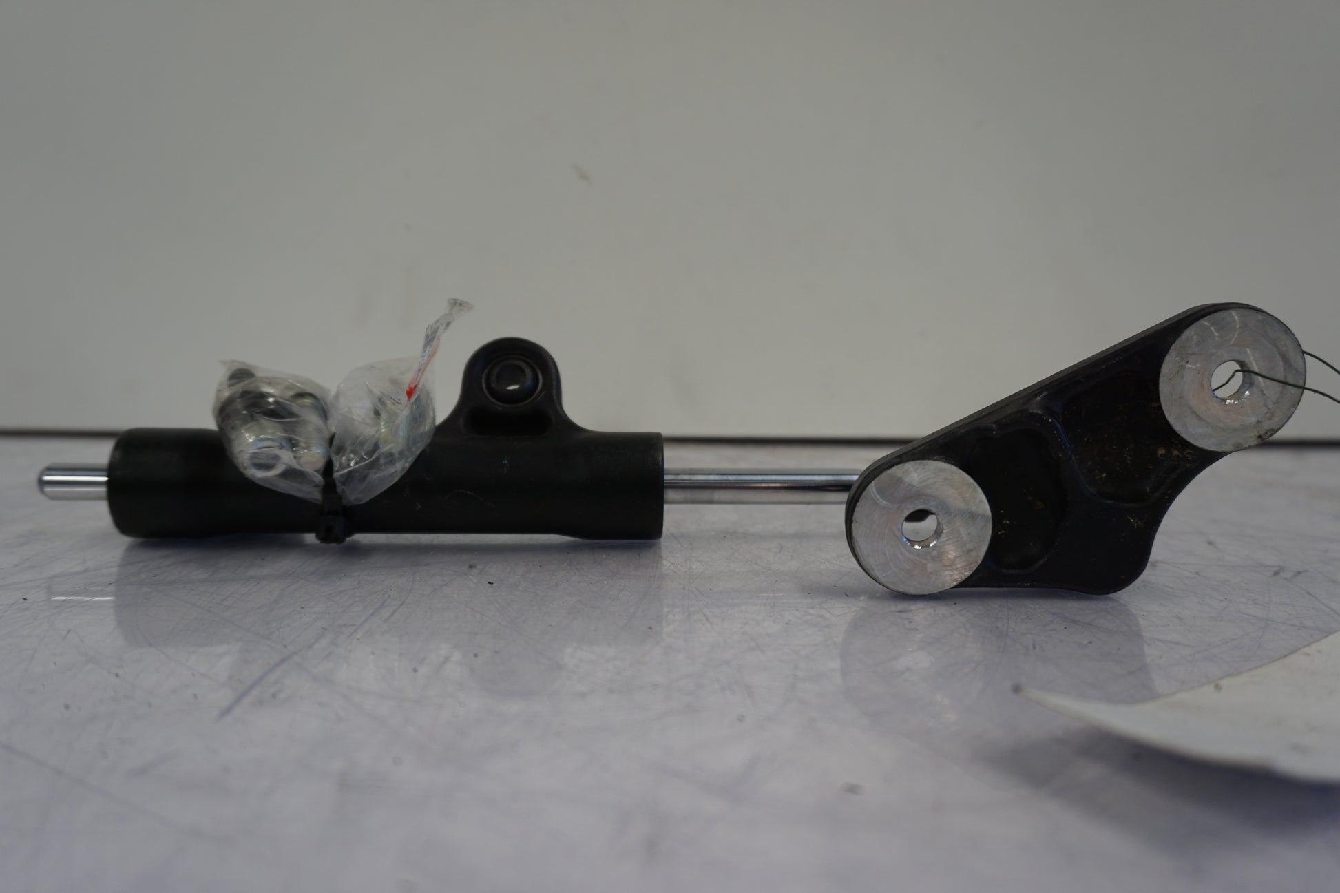 Vänster sida på Styrdämpare från en Suzuki GSX 1300 BK -2008 motorcykel.