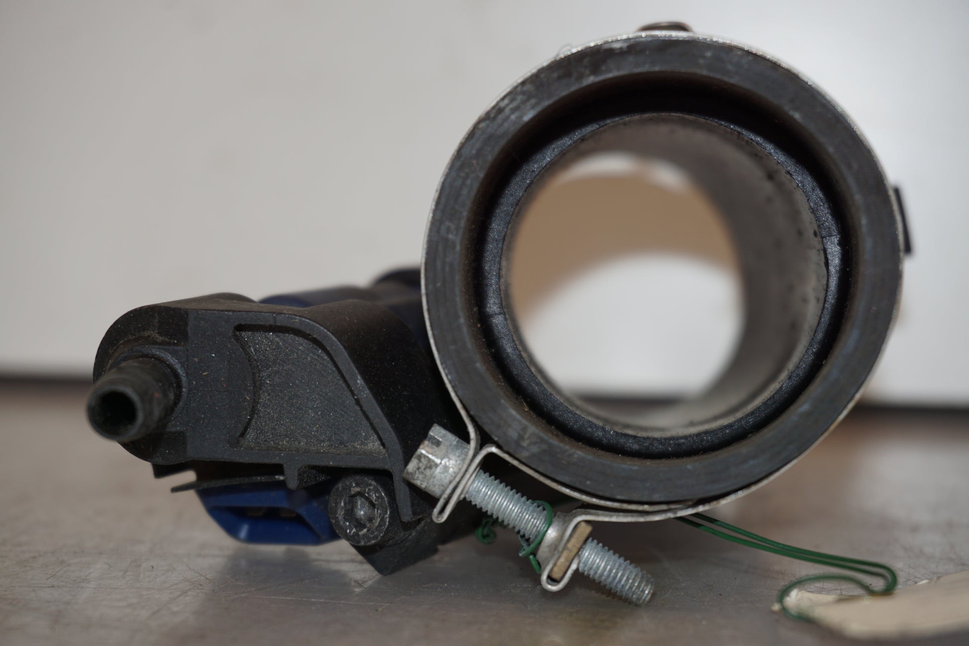 Snett nerifrån på Insprutningshållare från en BMW R 850 C -1999 motorcykel.