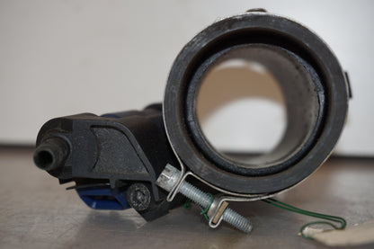 Snett nerifrån på Insprutningshållare från en BMW R 850 C -1999 motorcykel.