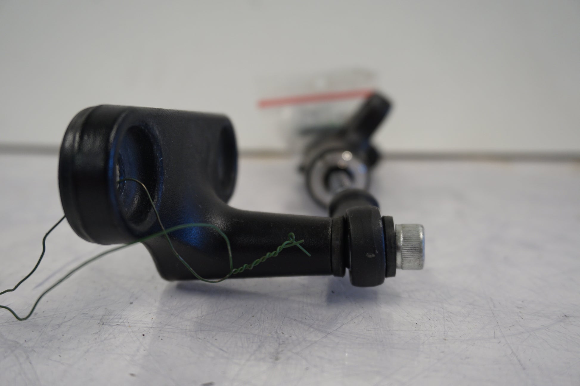 Snett uppifrån på Styrdämpare från en Suzuki GSX 1300 BK -2008 motorcykel.