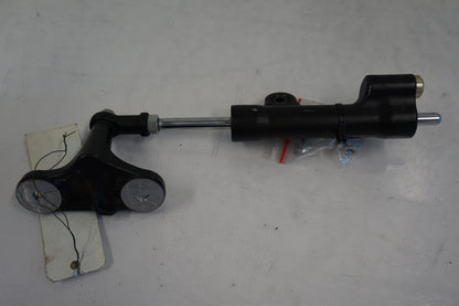 Snett nerifrån på Styrdämpare från en Suzuki GSX 1300 BK -2008 motorcykel.