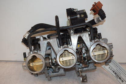 Framsidan på Spjällhus från en Triumph Street Triple R -2011 motorcykel.