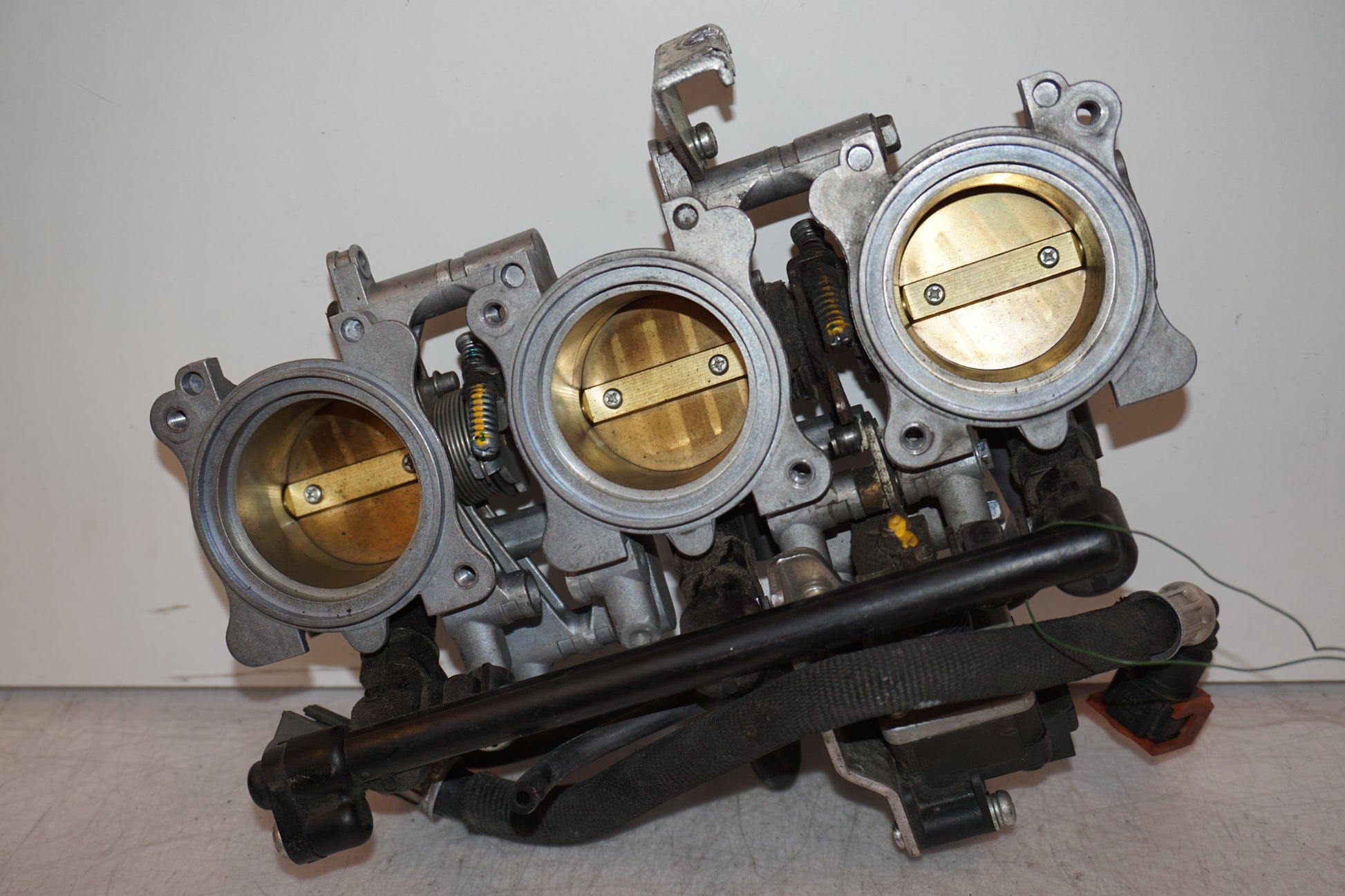 Höger sida på Spjällhus från en Triumph Street Triple R -2011 motorcykel.