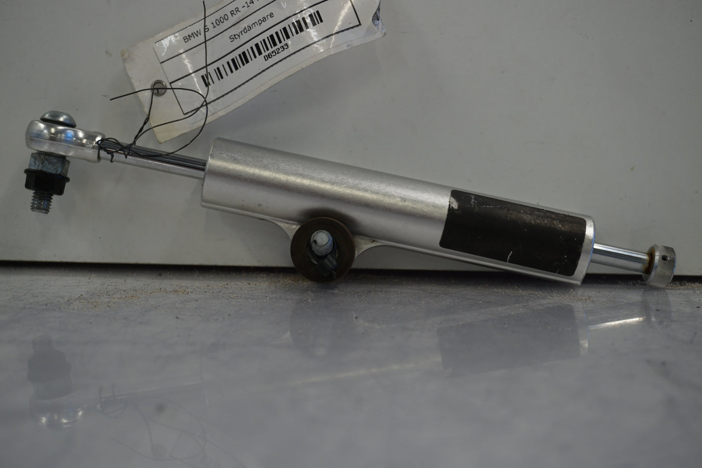 Framsidan på Styrdämpare från en BMW S 1000 RR -2014 motorcykel.