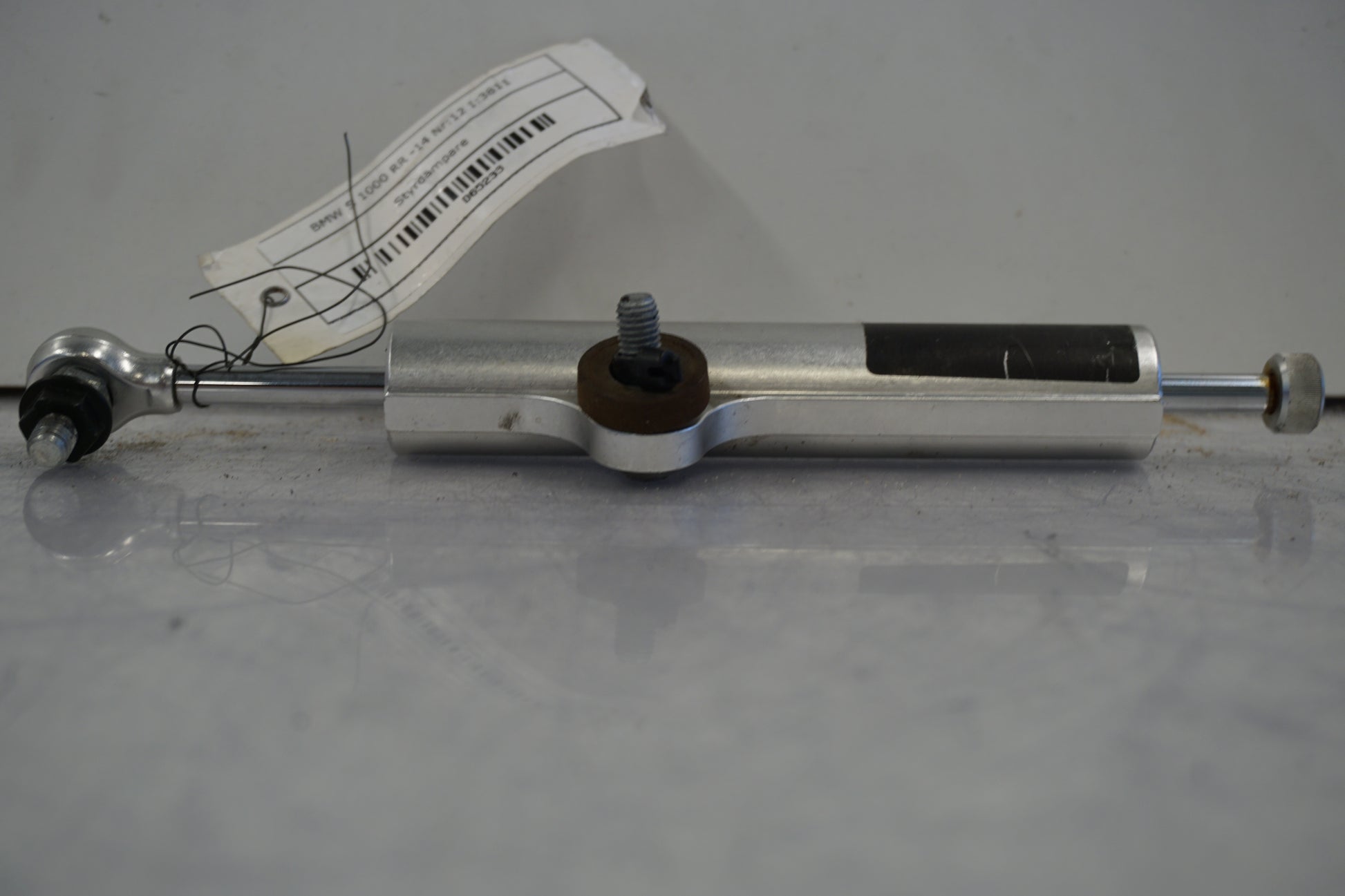 Baksidan på Styrdämpare från en BMW S 1000 RR -2014 motorcykel.