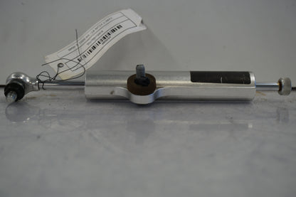 Baksidan på Styrdämpare från en BMW S 1000 RR -2014 motorcykel.