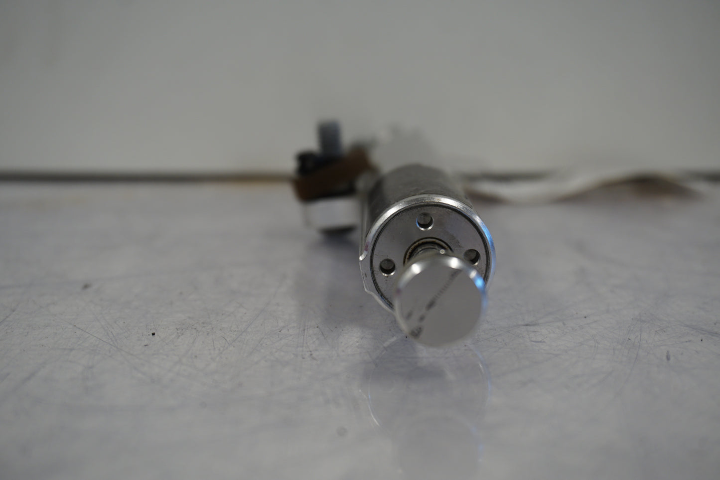 Höger sida på Styrdämpare från en BMW S 1000 RR -2014 motorcykel.