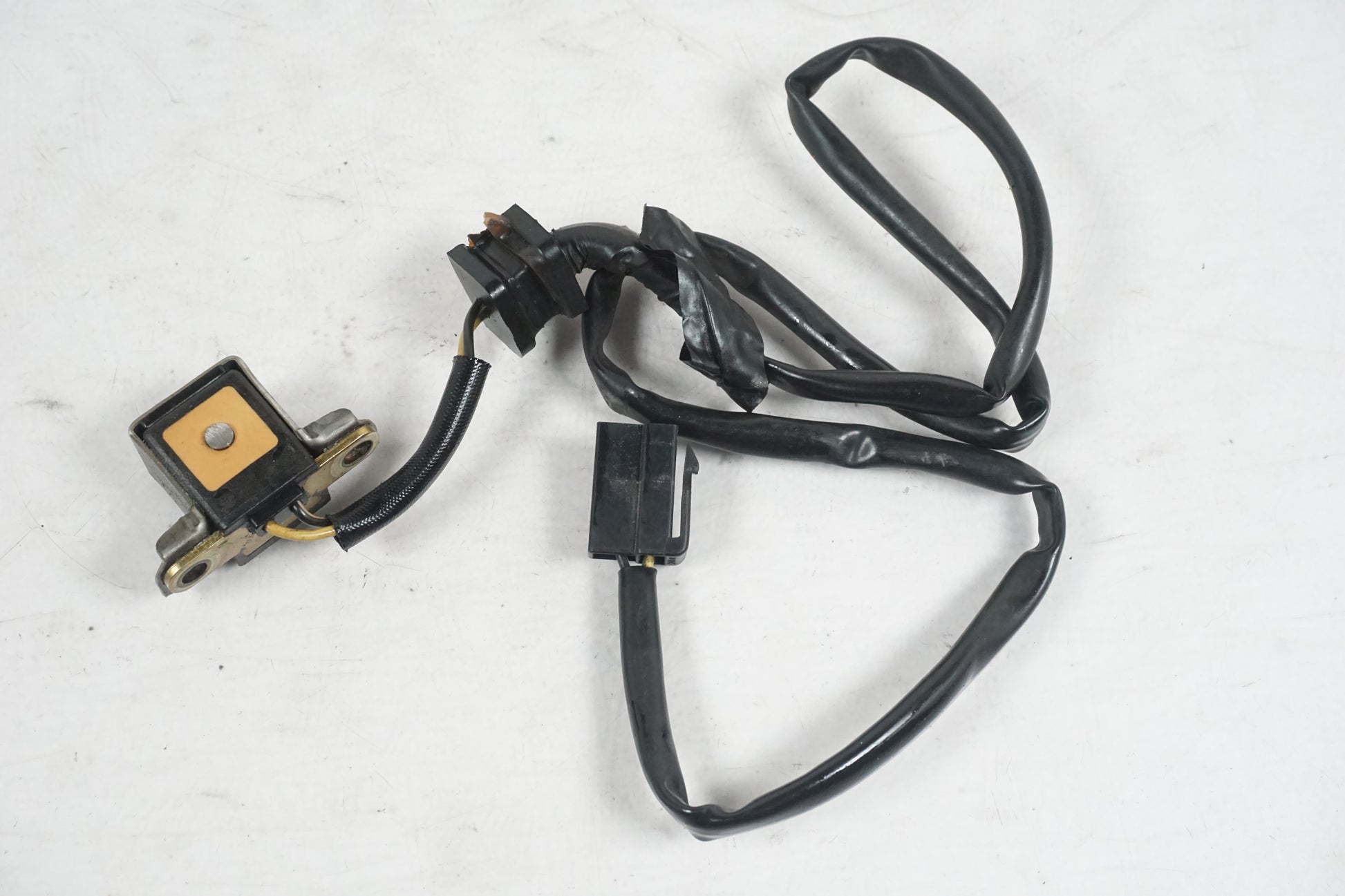 Vänster sida på Tändpickup från en Kawasaki ZR-X 1200 S -2001 motorcykel.