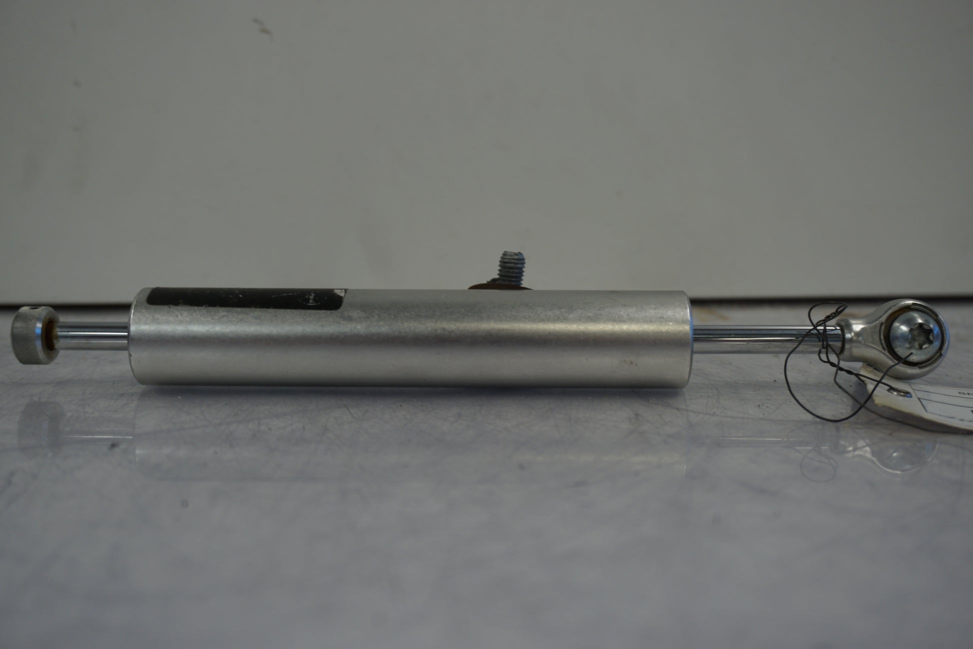 Vänster sida på Styrdämpare från en BMW S 1000 RR -2014 motorcykel.