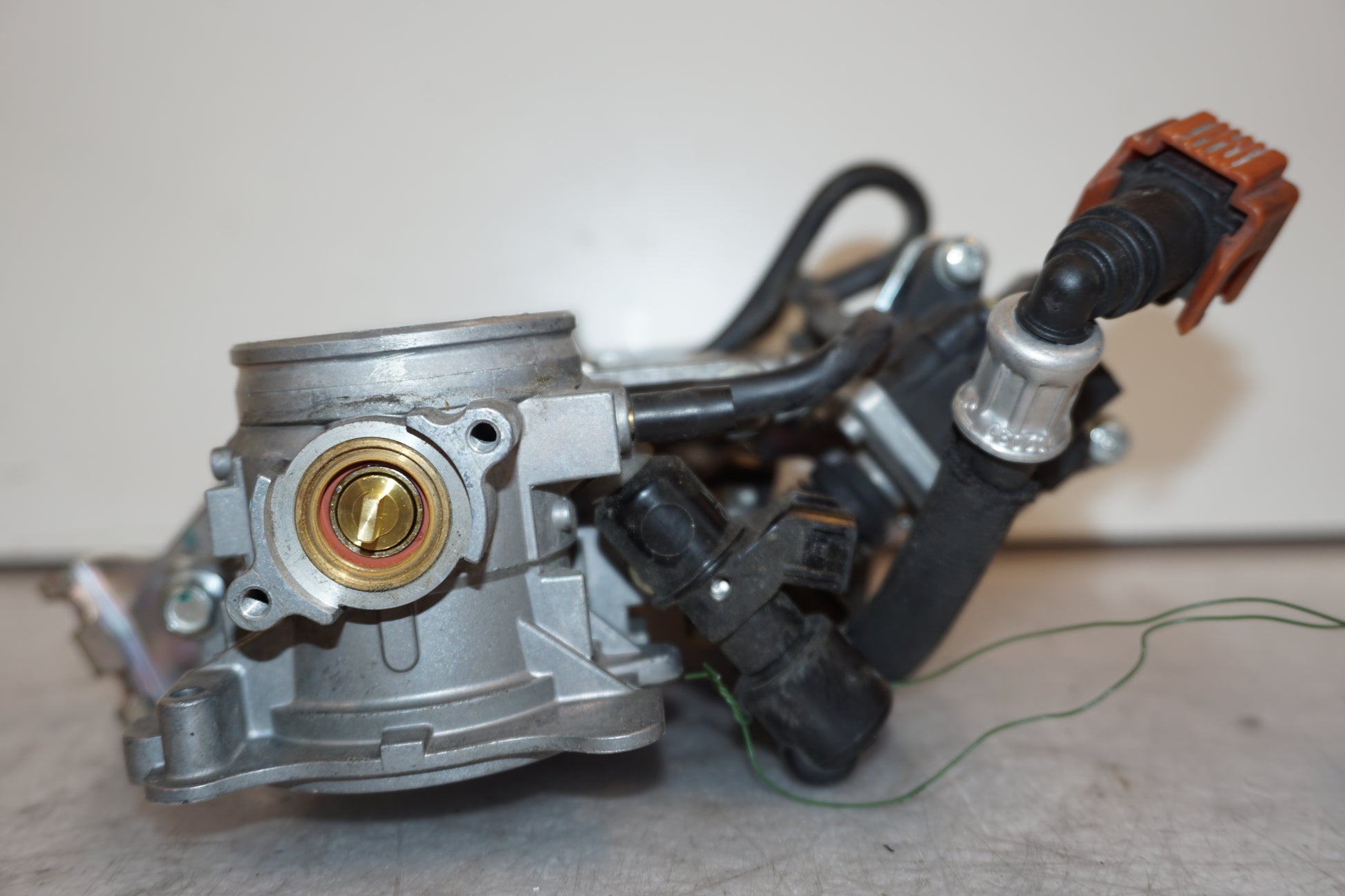 Snett nerifrån på Spjällhus från en Triumph Street Triple R -2011 motorcykel.