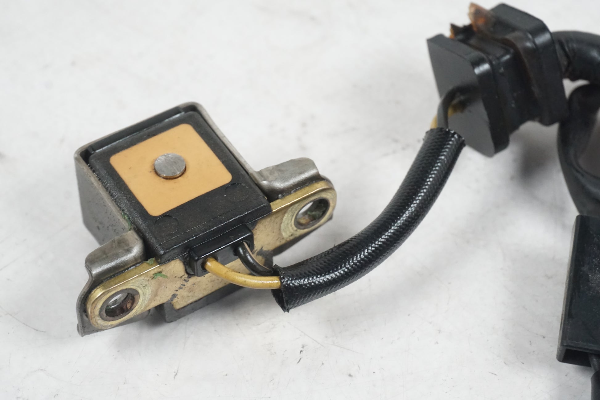 Snett uppifrån på Tändpickup från en Kawasaki ZR-X 1200 S -2001 motorcykel.