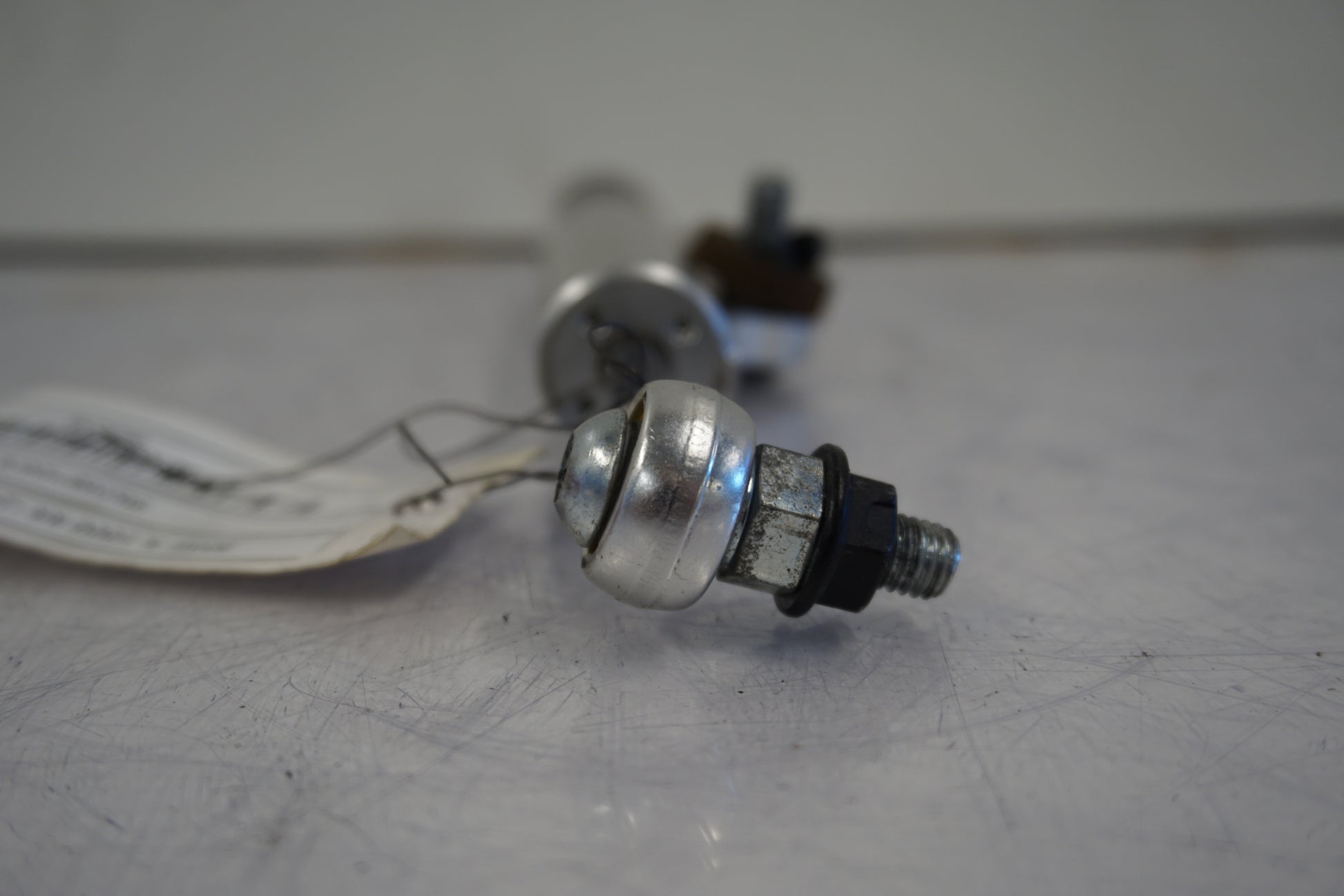 Snett uppifrån på Styrdämpare från en BMW S 1000 RR -2014 motorcykel.