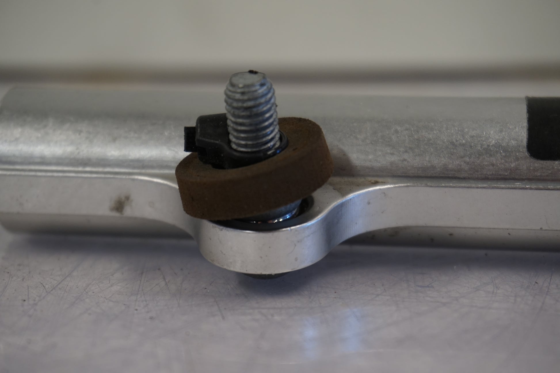 Snett nerifrån på Styrdämpare från en BMW S 1000 RR -2014 motorcykel.