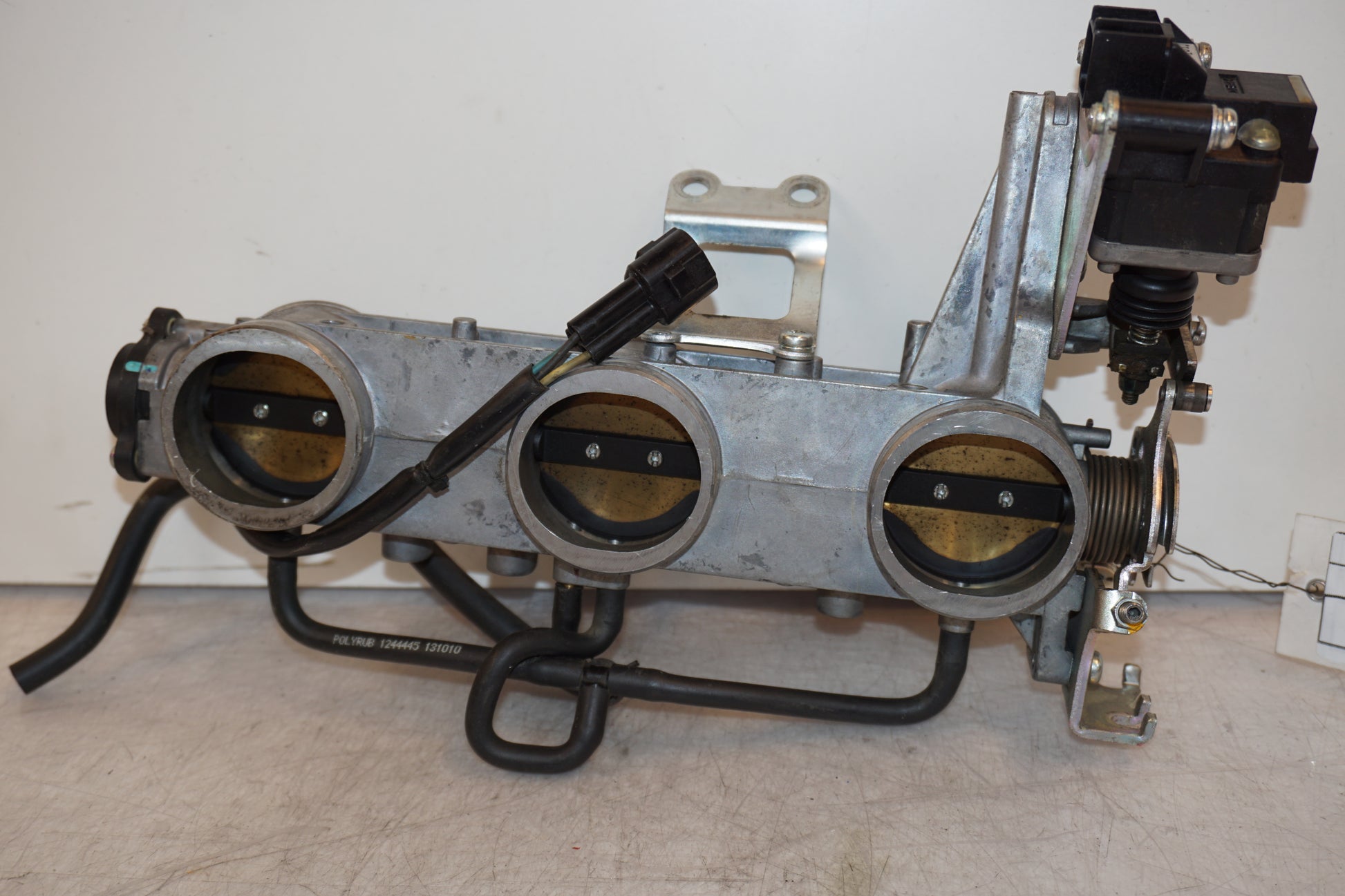 Framsidan på Spjällhus från en Triumph Speed Triple -2011 motorcykel.