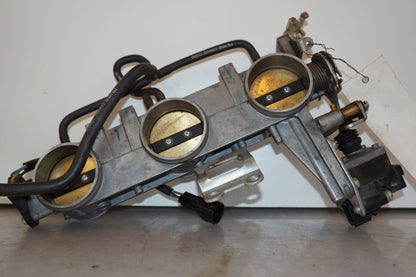 Höger sida på Spjällhus från en Triumph Speed Triple -2011 motorcykel.