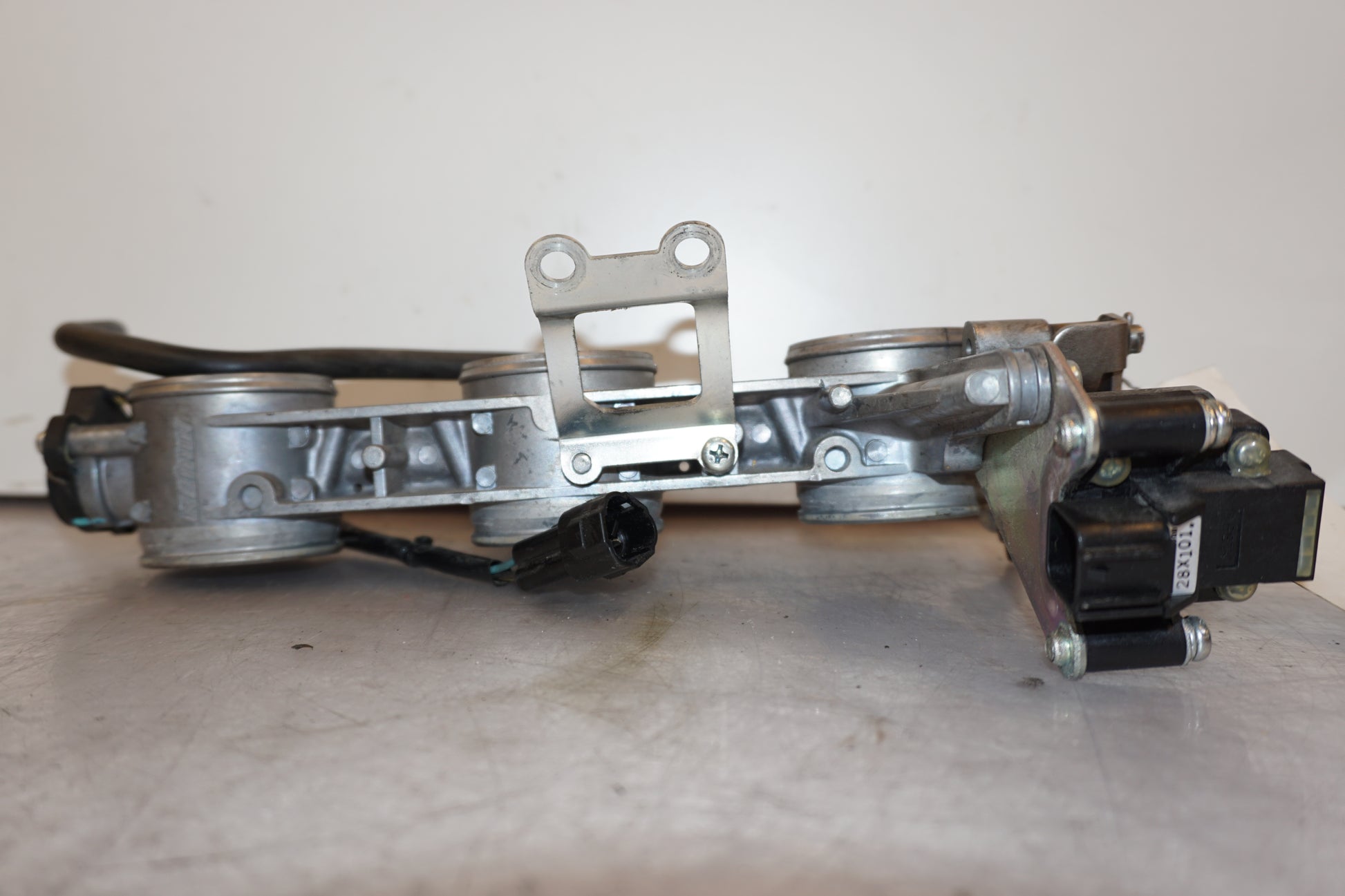 Vänster sida på Spjällhus från en Triumph Speed Triple -2011 motorcykel.