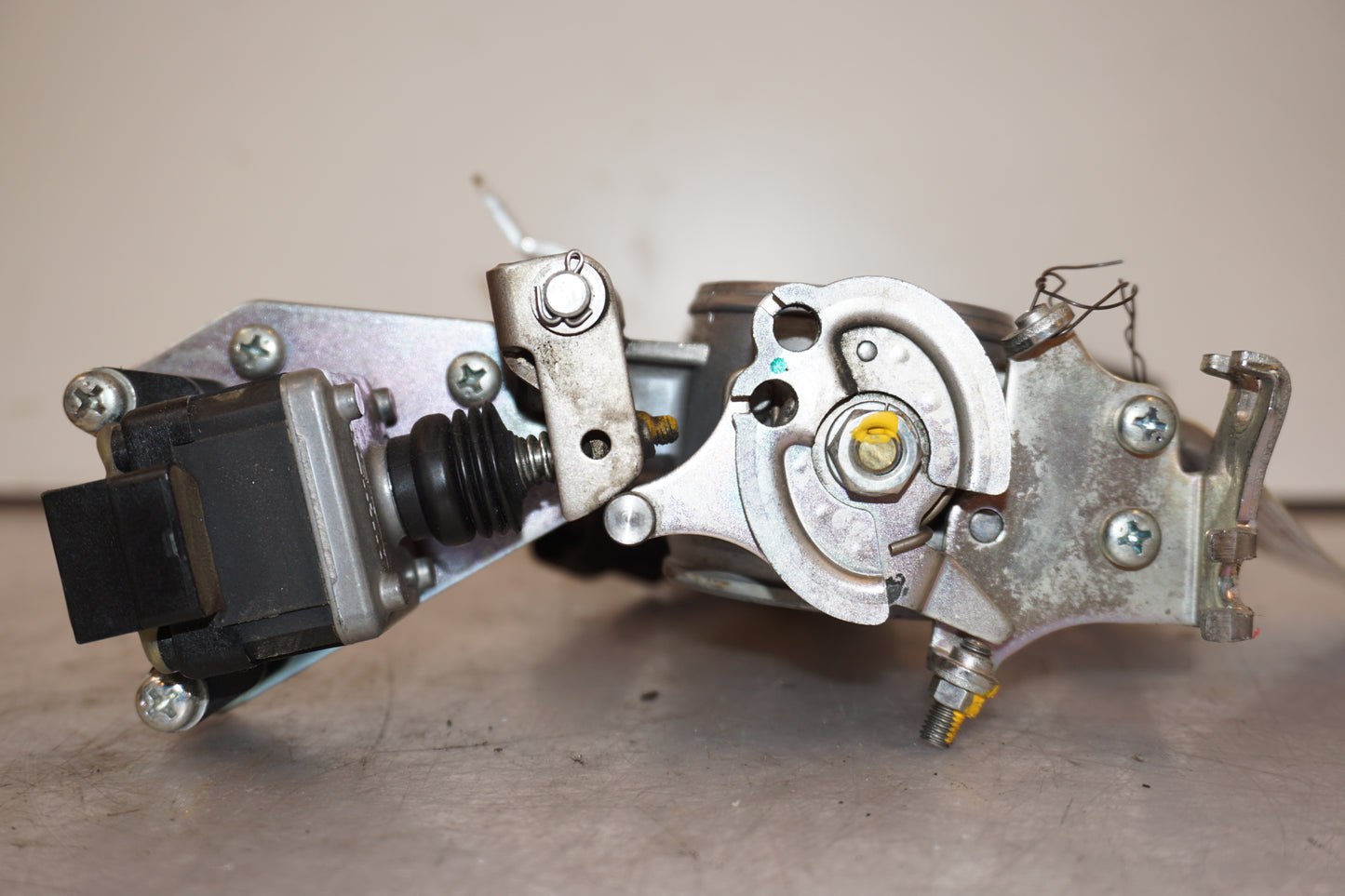 Snett nerifrån på Spjällhus från en Triumph Speed Triple -2011 motorcykel.