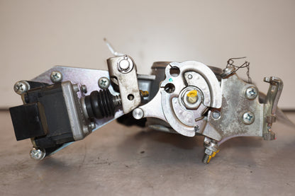 Snett nerifrån på Spjällhus från en Triumph Speed Triple -2011 motorcykel.