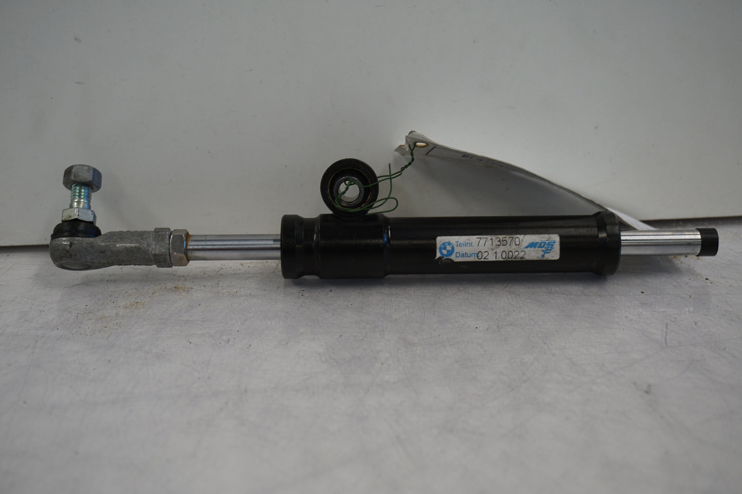 Snett nerifrån på Styrdämpare från en BMW S 1000 RR -2011 motorcykel.