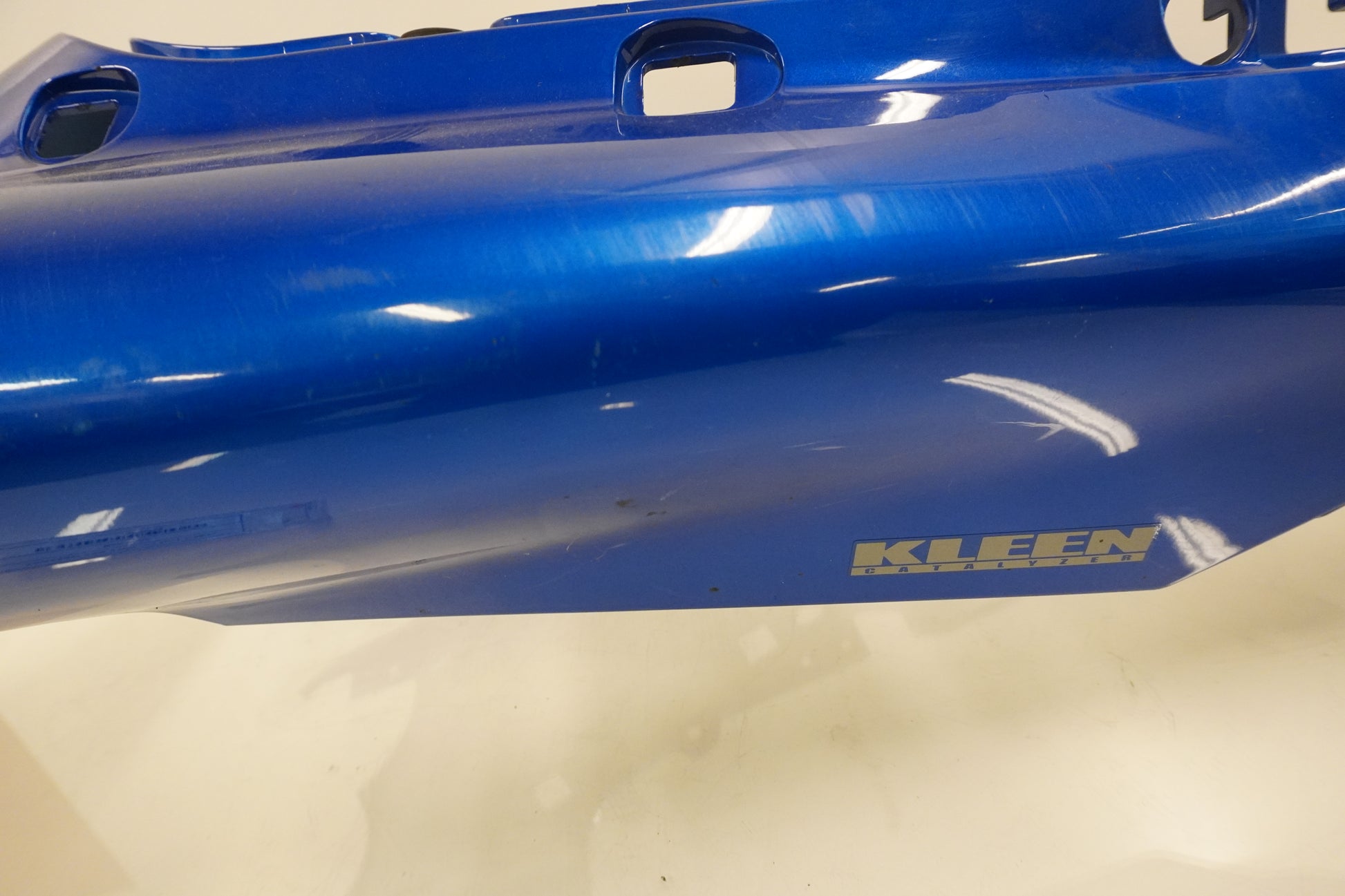 Vänster sida på Bakvinge från en Kawasaki ZZR 1200 -2002 motorcykel.