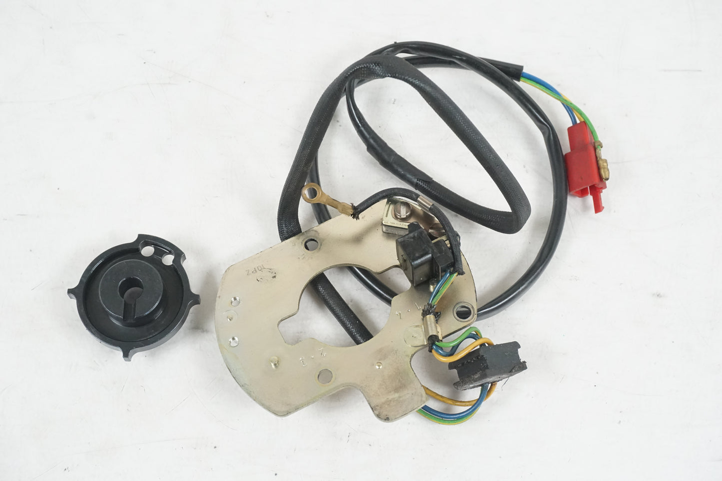 Framsidan på Tändpickup från en Suzuki GSF 600 -1995 motorcykel.