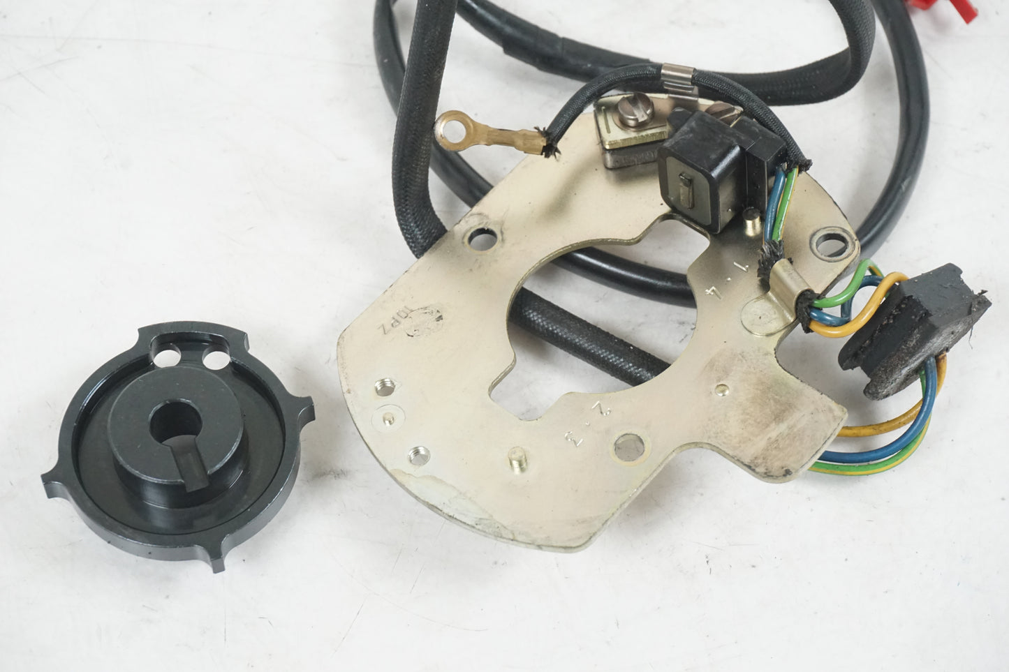 Baksidan på Tändpickup från en Suzuki GSF 600 -1995 motorcykel.