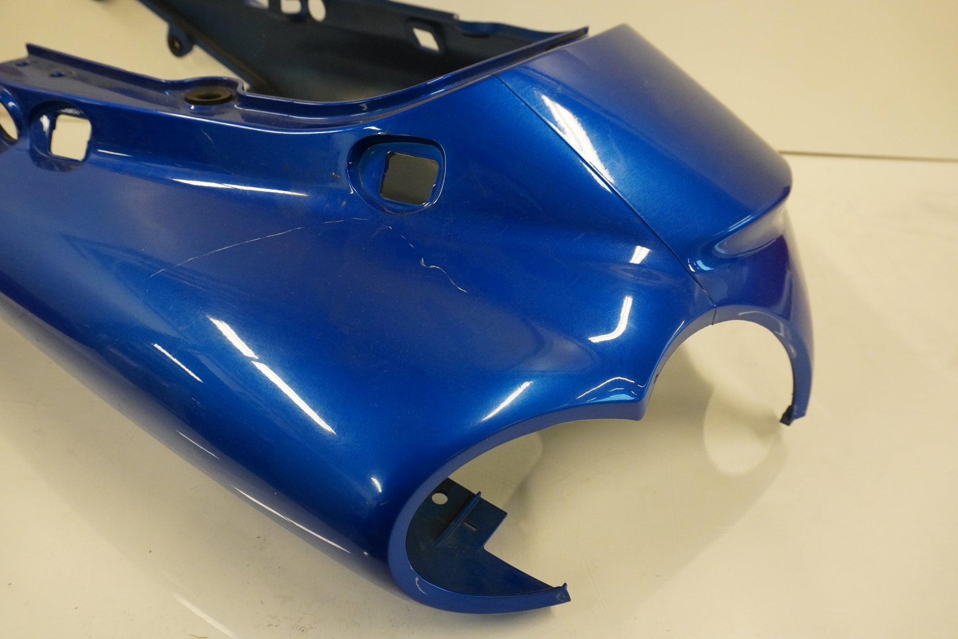 Snett nerifrån på Bakvinge från en Kawasaki ZZR 1200 -2002 motorcykel.