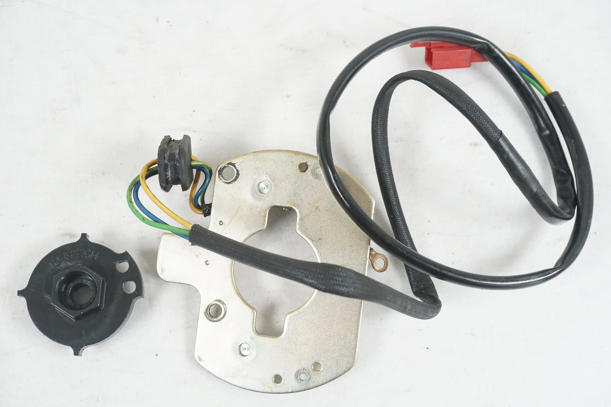 Vänster sida på Tändpickup från en Suzuki GSF 600 -1995 motorcykel.