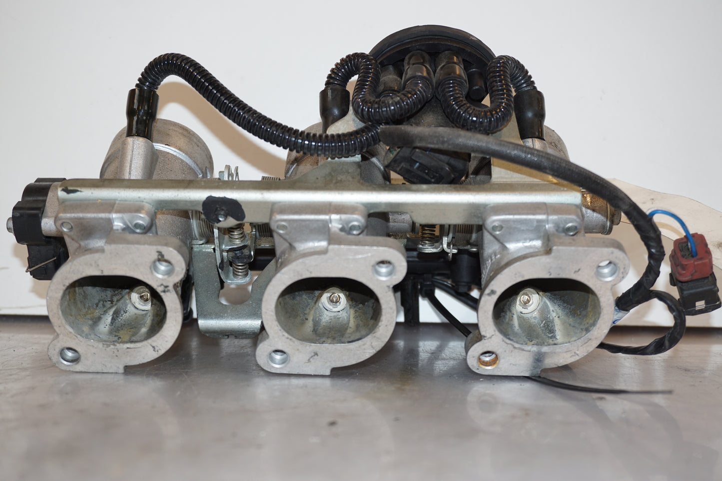 Höger sida på Insprutbrygga från en Triumph Tiger -2004 motorcykel.