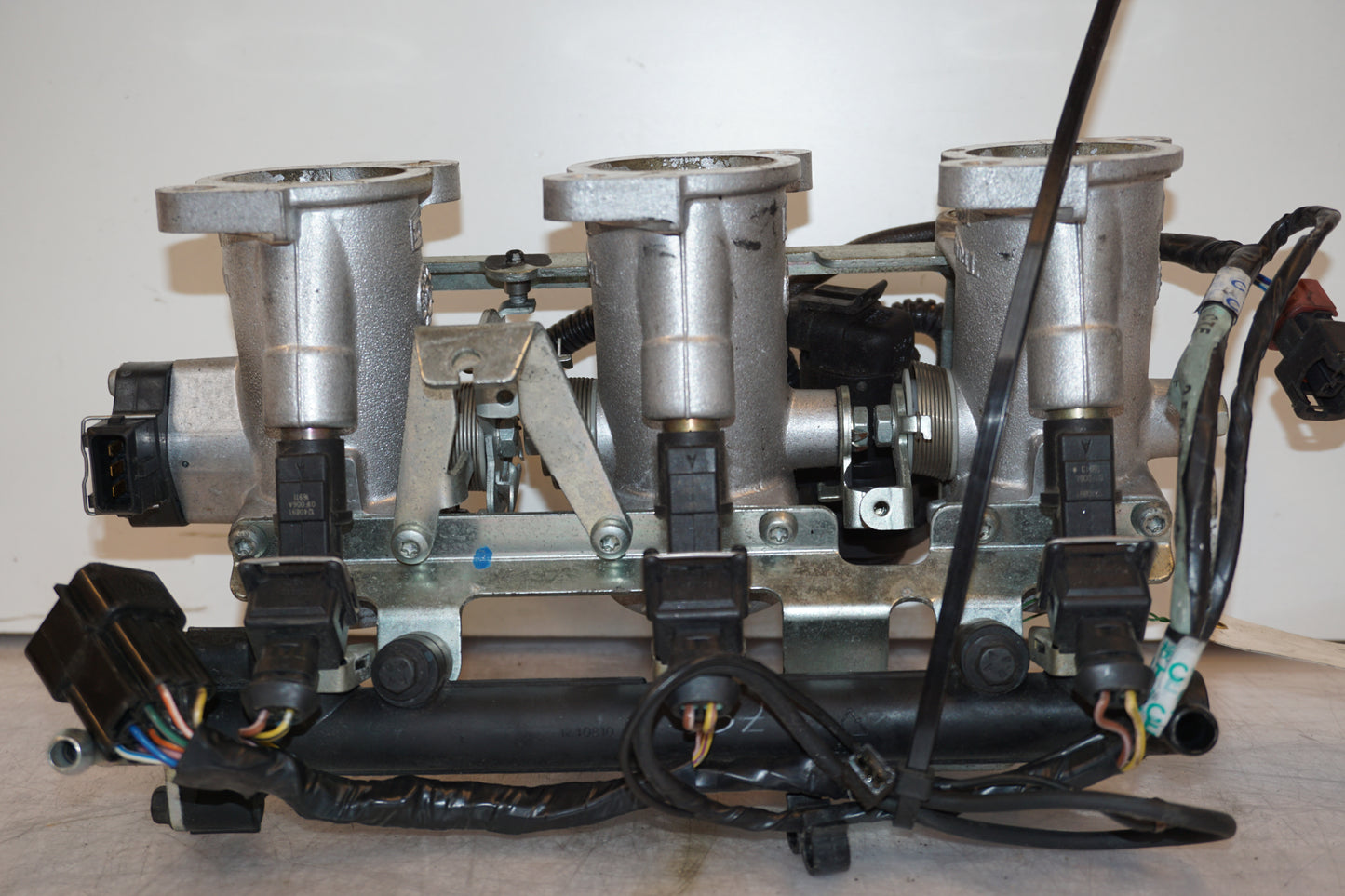 Vänster sida på Insprutbrygga från en Triumph Tiger -2004 motorcykel.