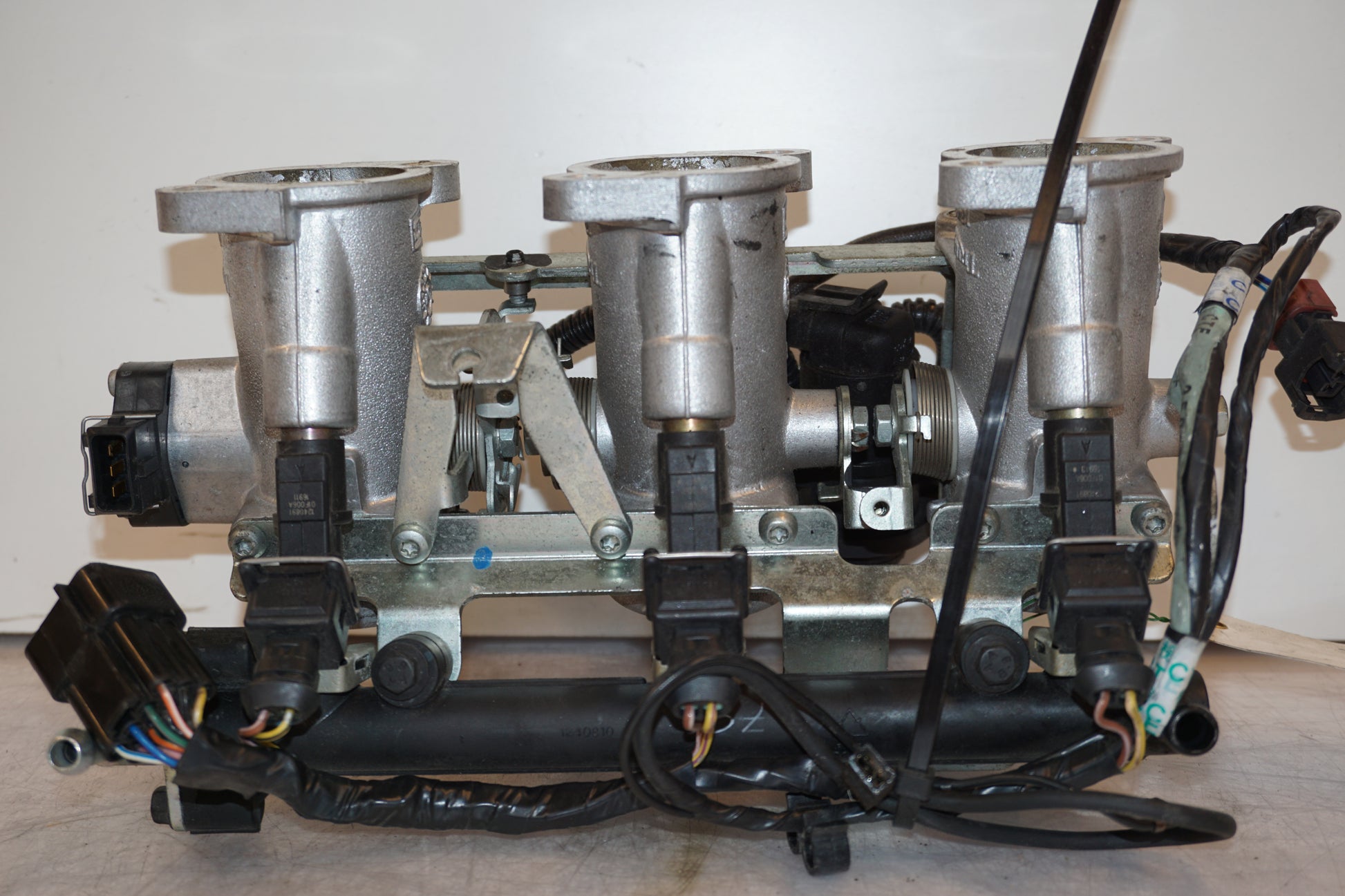 Vänster sida på Insprutbrygga från en Triumph Tiger -2004 motorcykel.