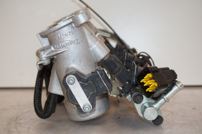 Snett uppifrån på Insprutbrygga från en Triumph Tiger -2004 motorcykel.