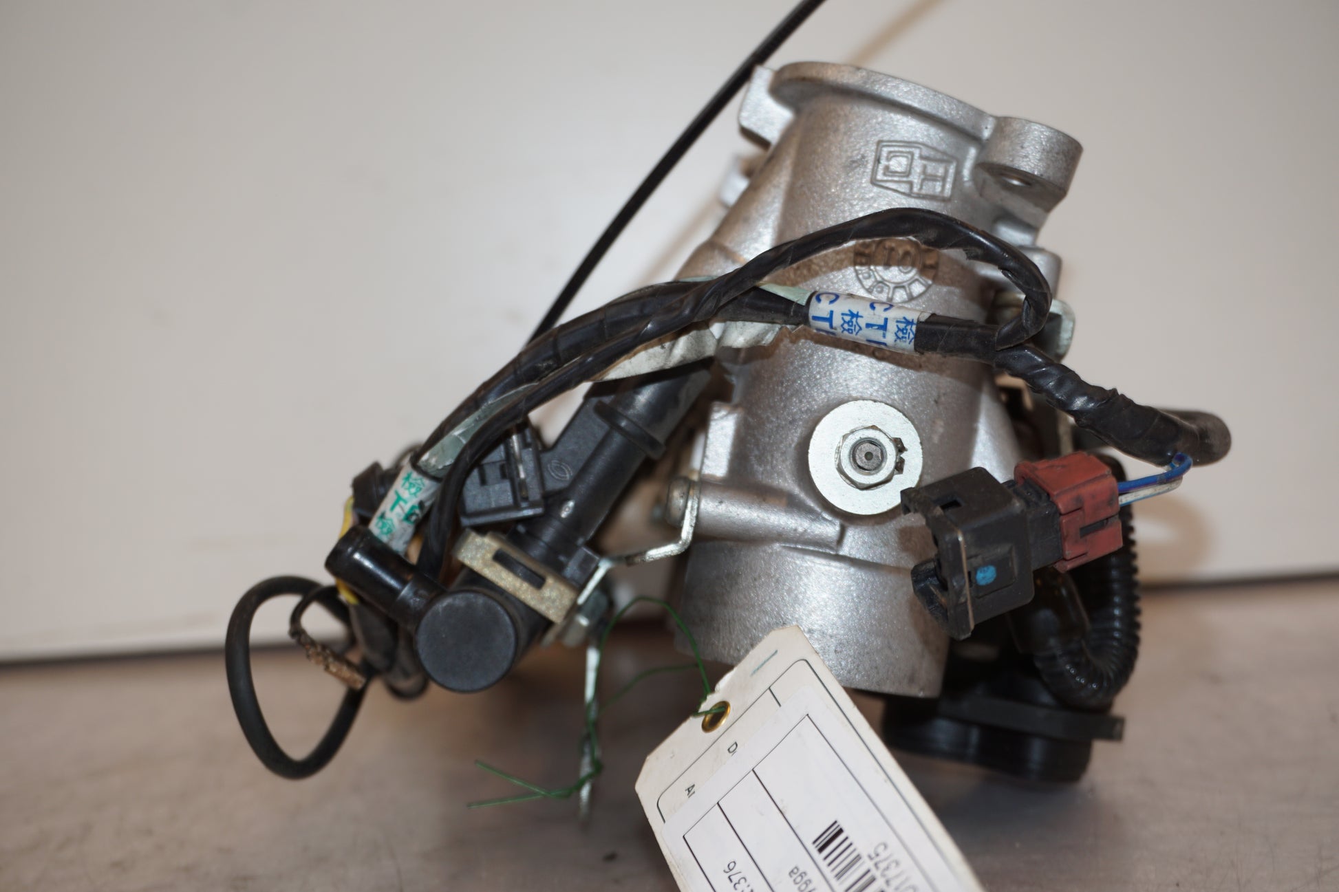 Snett nerifrån på Insprutbrygga från en Triumph Tiger -2004 motorcykel.