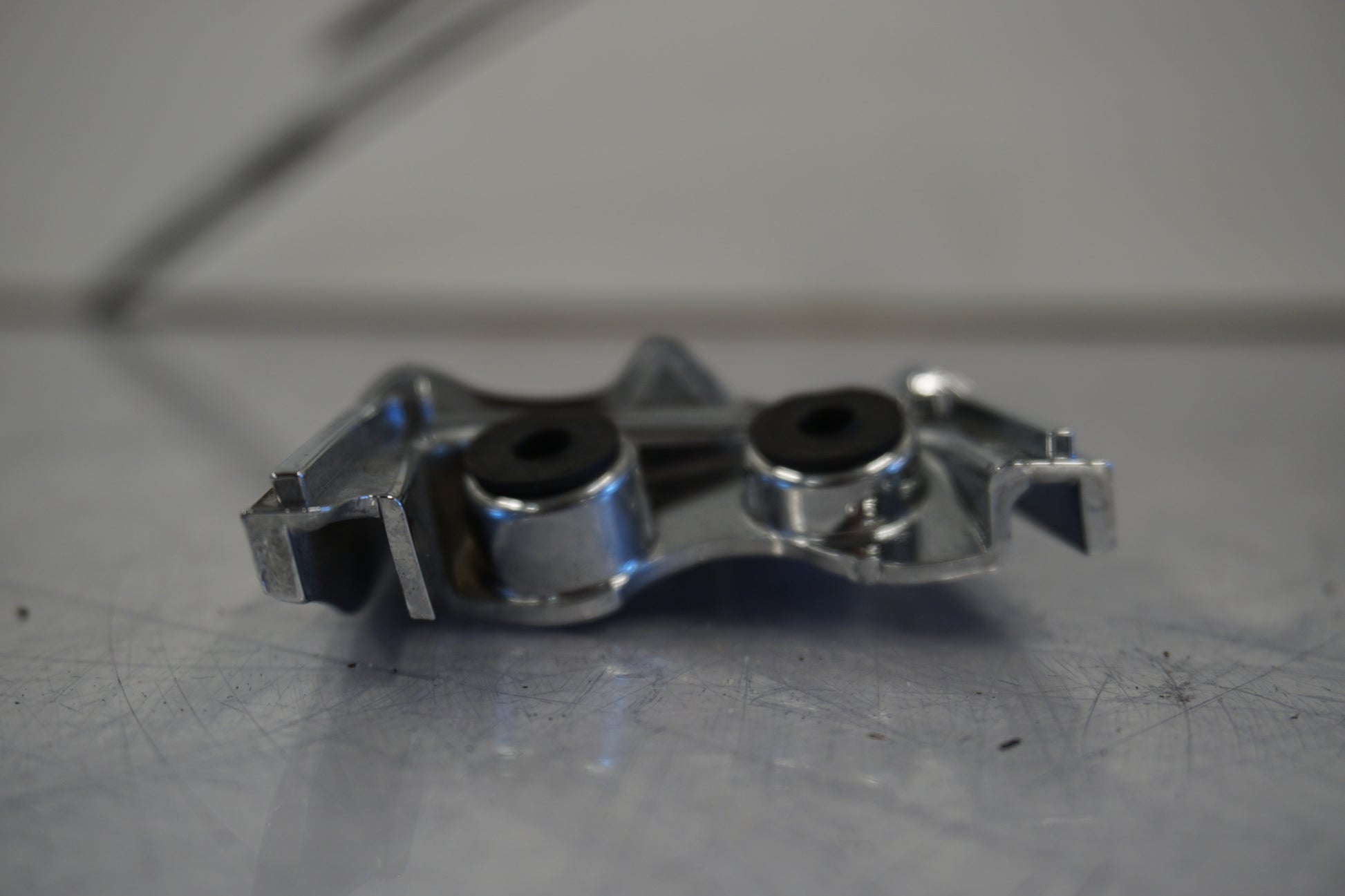 Snett nerifrån på Bensintankdekor från en Yamaha XV 1900 -2007 motorcykel.