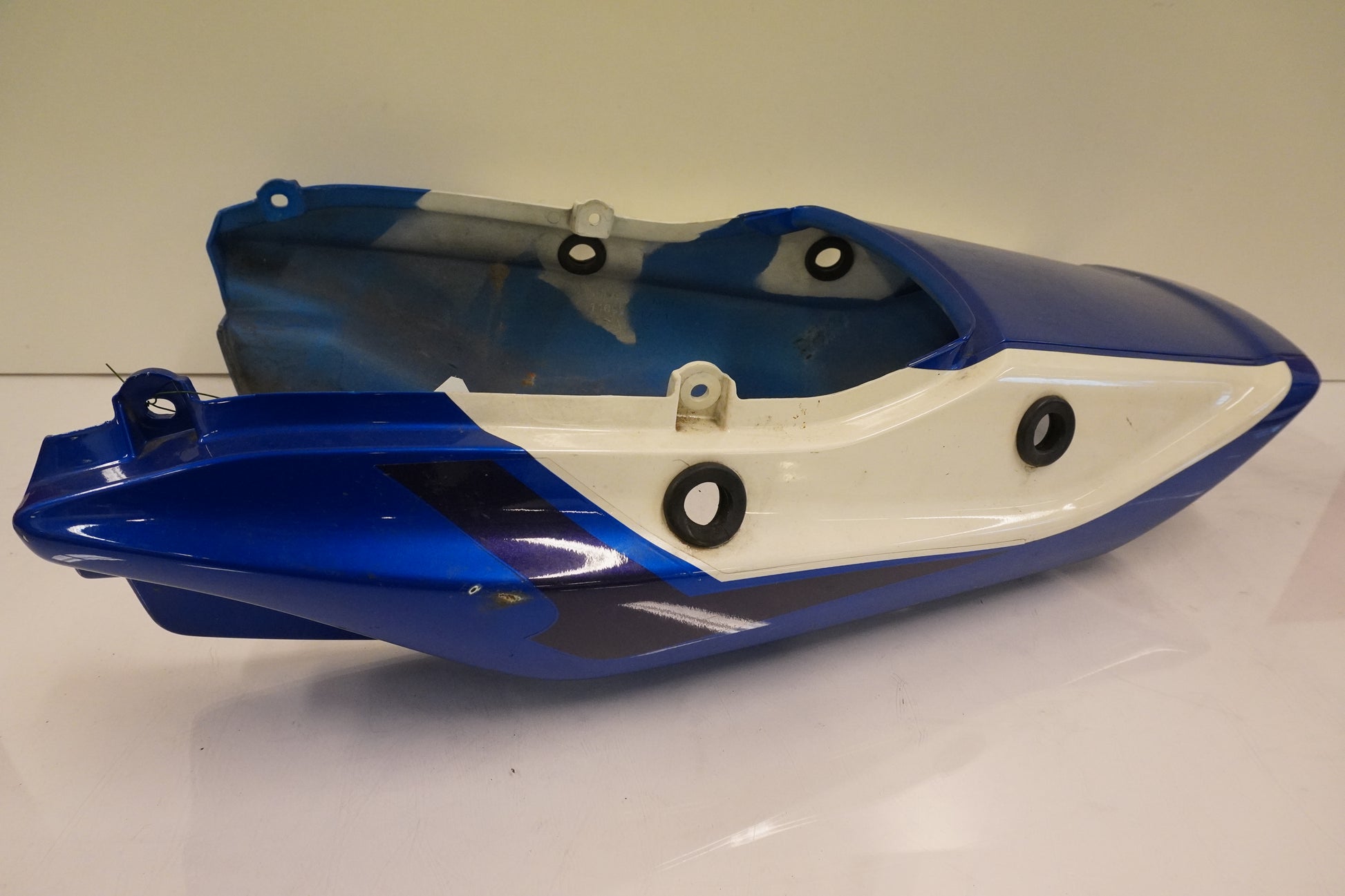 Framsidan på Bakvinge från en Kawasaki ZR-X 1200 S -2001 motorcykel.