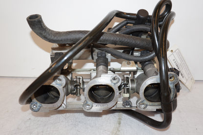 Framsidan på Spjällhus från en Triumph Daytona T 595 -1998 motorcykel.