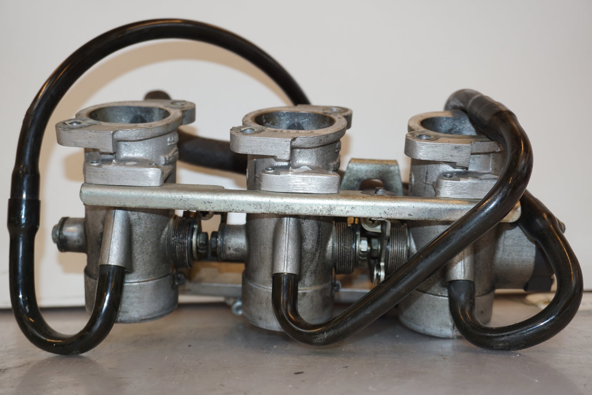 Baksidan på Spjällhus från en Triumph Daytona T 595 -1998 motorcykel.