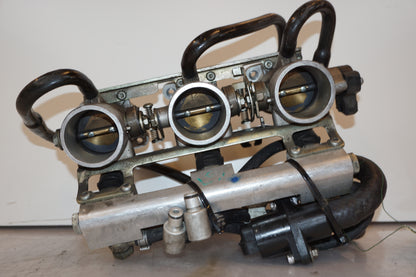 Höger sida på Spjällhus från en Triumph Daytona T 595 -1998 motorcykel.