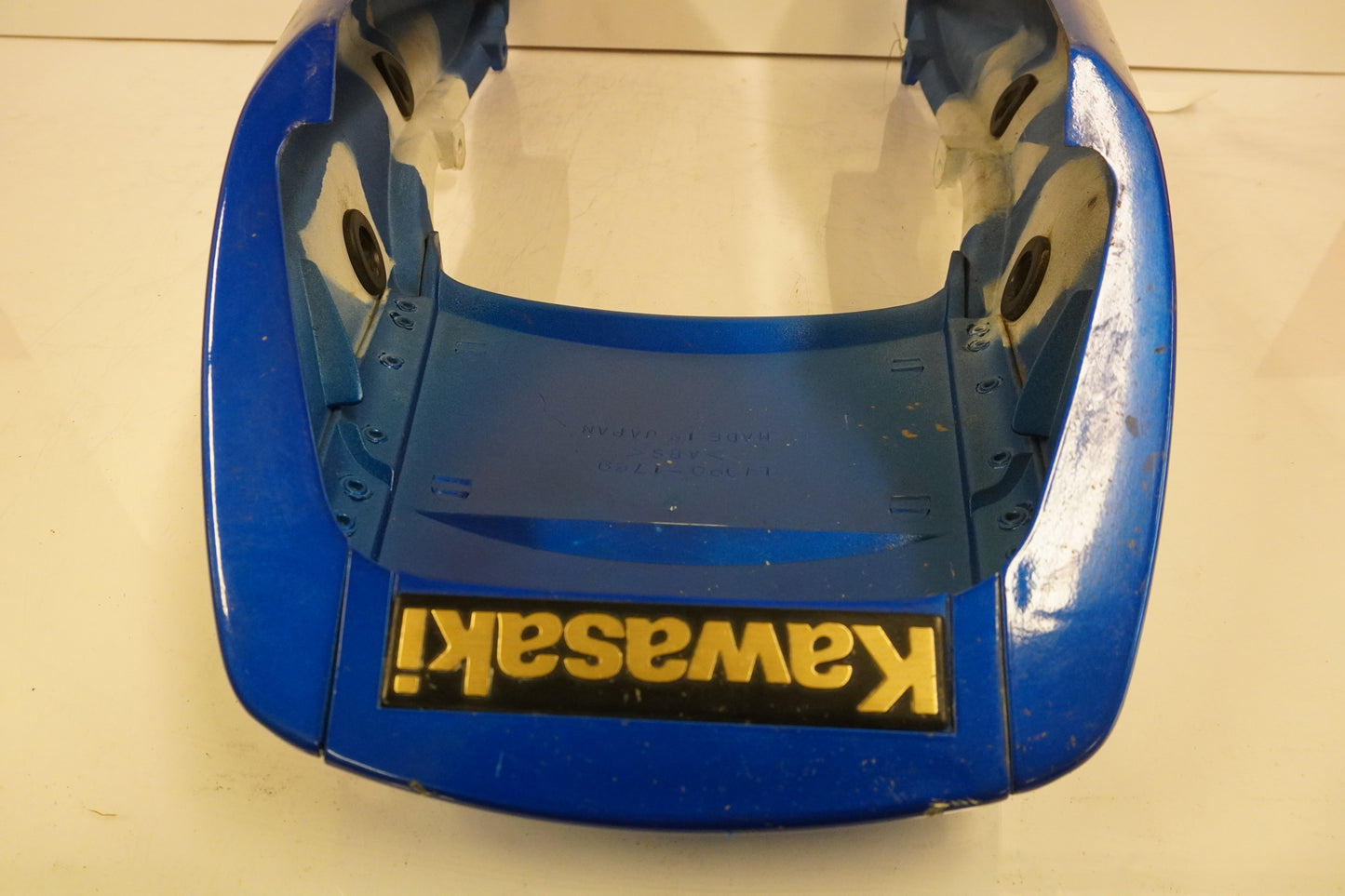 Snett nerifrån på Bakvinge från en Kawasaki ZR-X 1200 S -2001 motorcykel.