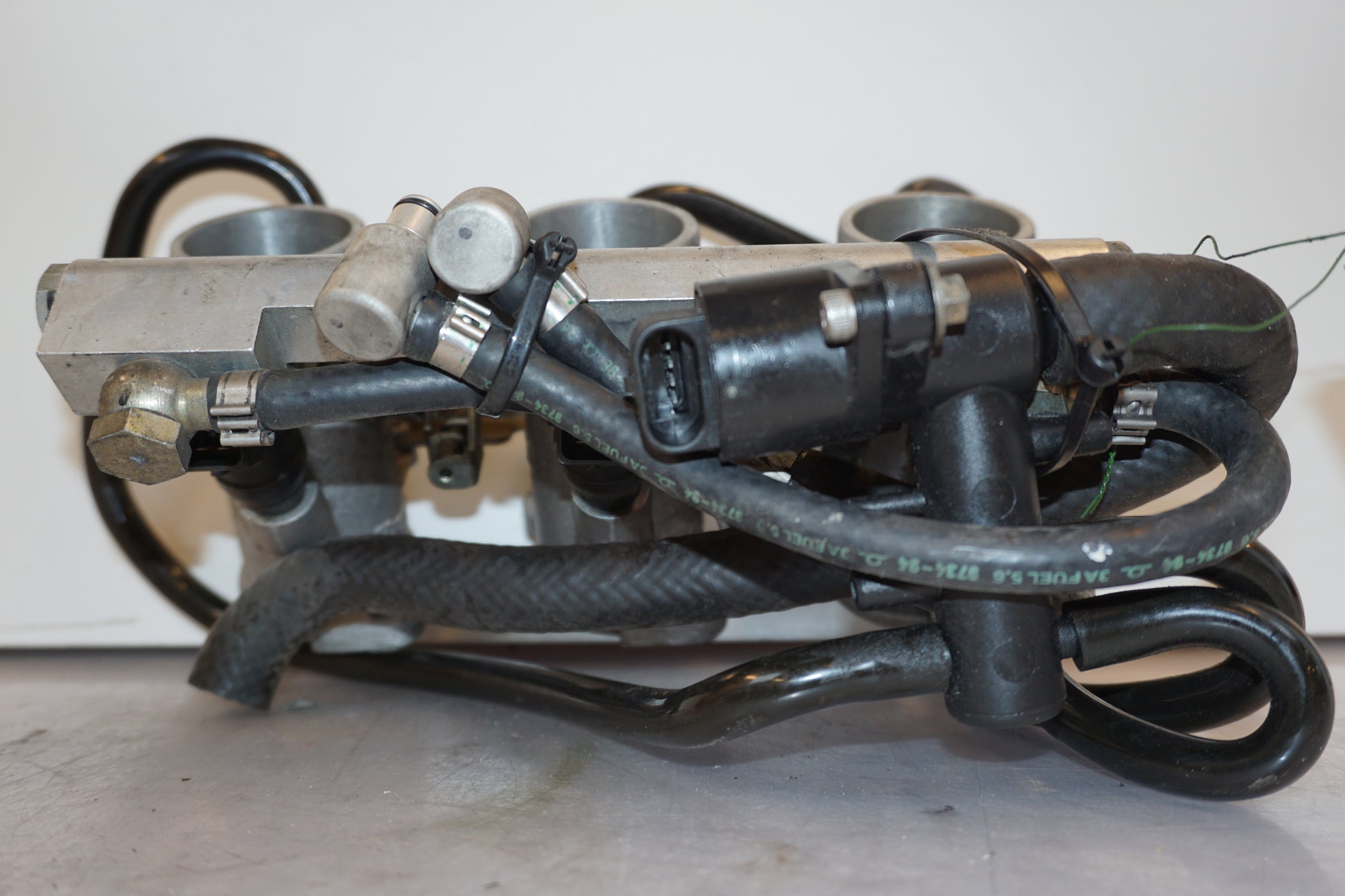 Vänster sida på Spjällhus från en Triumph Daytona T 595 -1998 motorcykel.