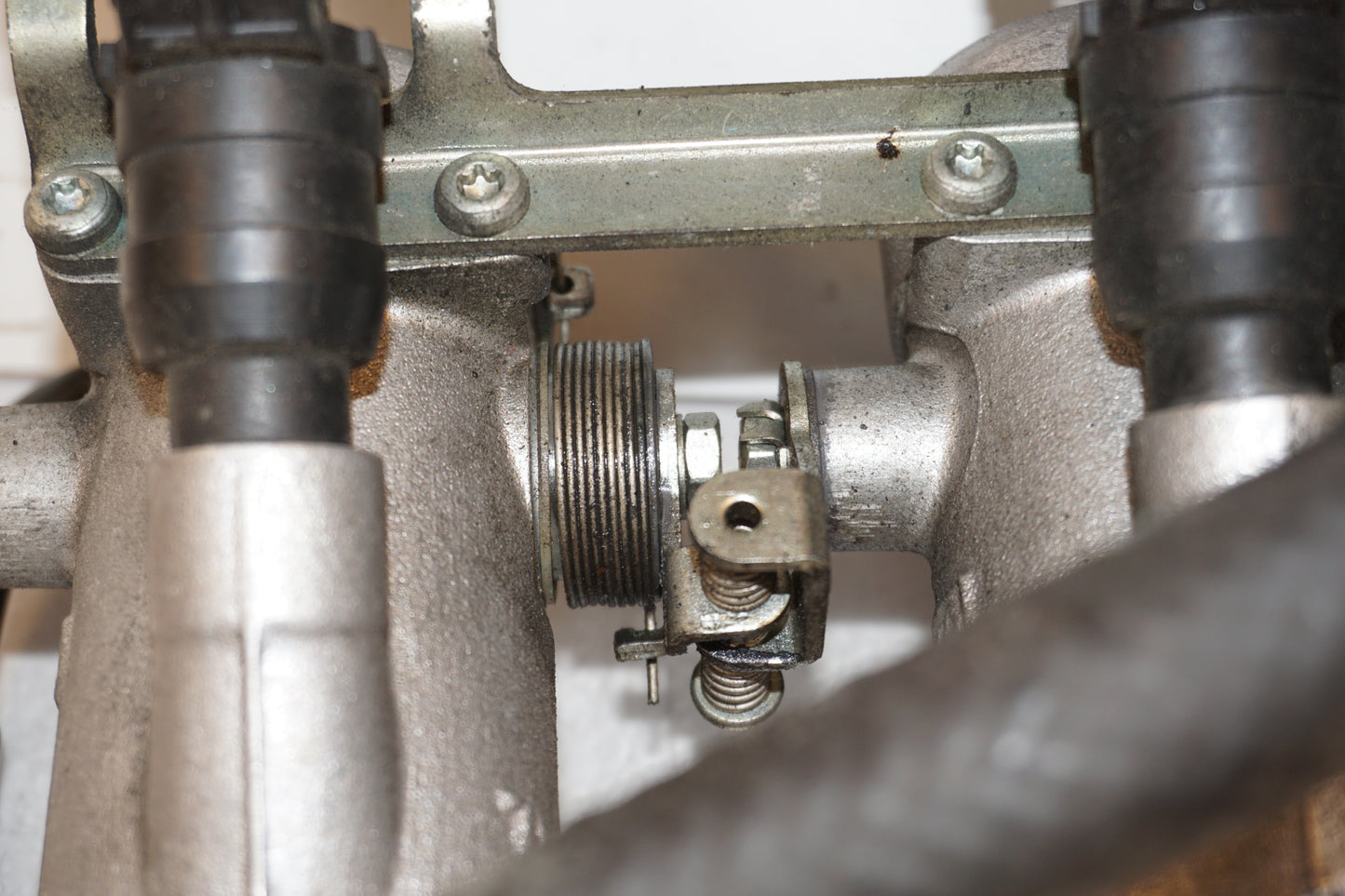 Snett nerifrån på Spjällhus från en Triumph Daytona T 595 -1998 motorcykel.