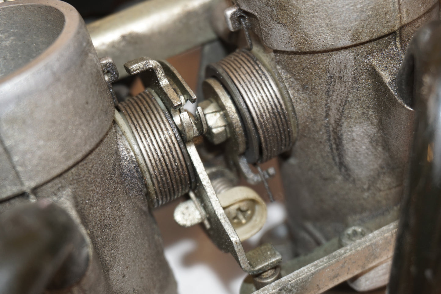 Extrabild1 på Spjällhus från en Triumph Daytona T 595 -1998 motorcykel.