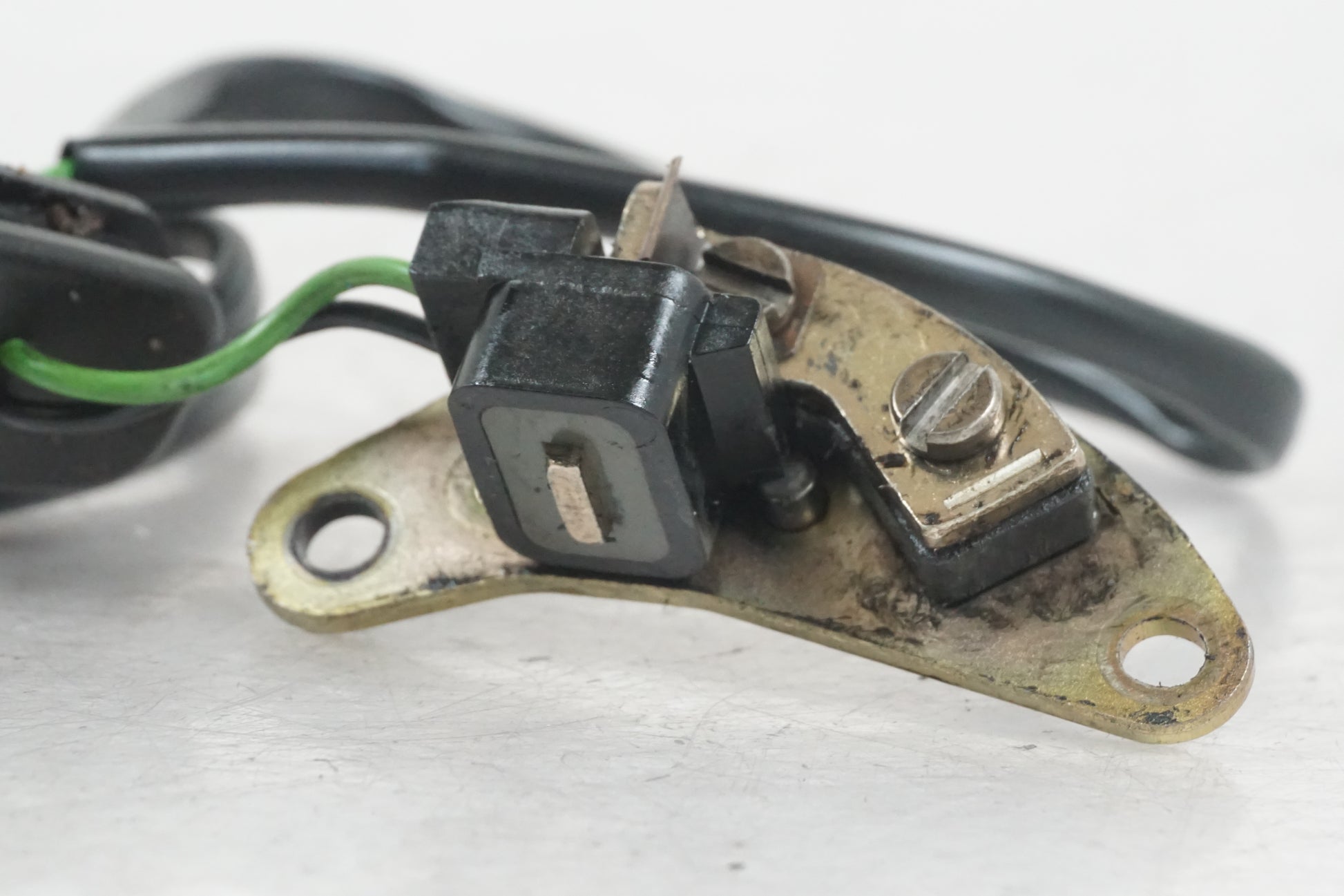 Baksidan på Tändpickup från en Suzuki RF 600 R -1996 motorcykel.