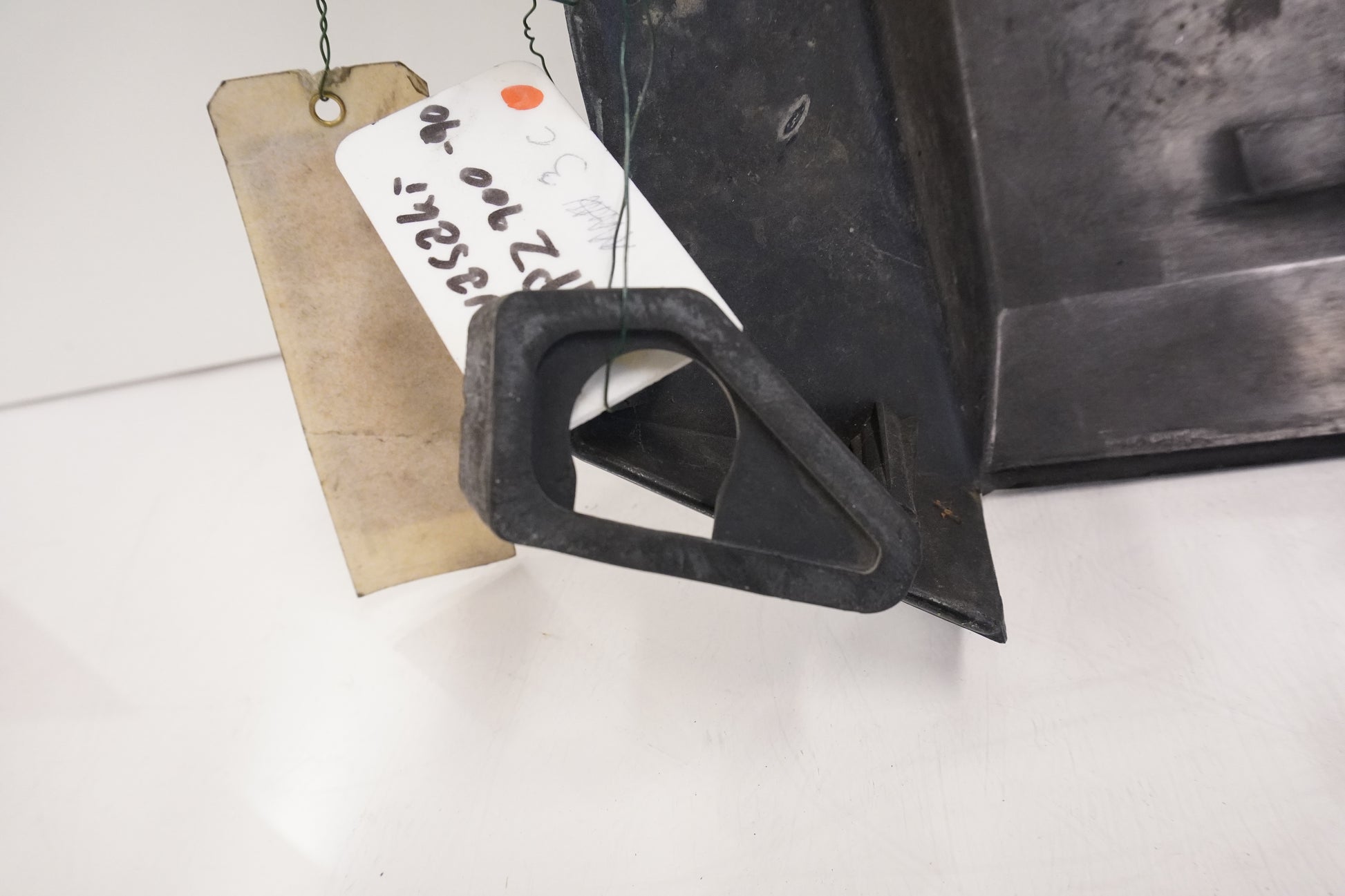 Snett nerifrån på Bakvinge från en Kawasaki GPZ 900 -1990 motorcykel.