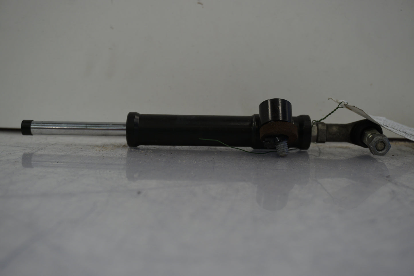 Baksidan på Styrdämpare från en BMW S 1000 RR -2010 motorcykel.