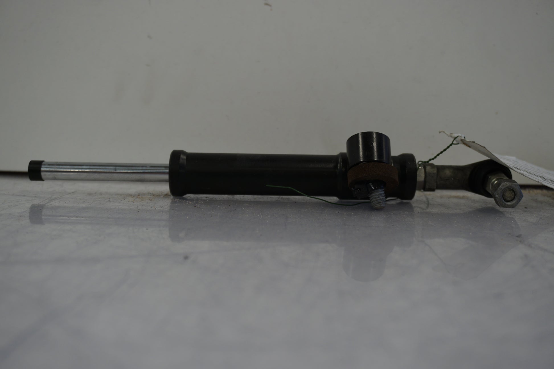 Baksidan på Styrdämpare från en BMW S 1000 RR -2010 motorcykel.