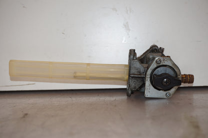 Höger sida på Bensinkran från en Kawasaki ZRX 1100 -1997 motorcykel.