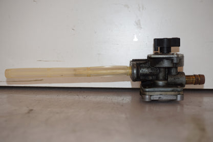 Vänster sida på Bensinkran från en Kawasaki ZRX 1100 -1997 motorcykel.