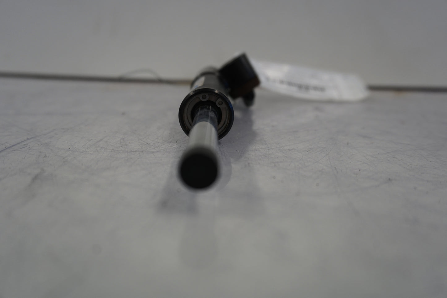 Snett uppifrån på Styrdämpare från en BMW S 1000 RR -2010 motorcykel.